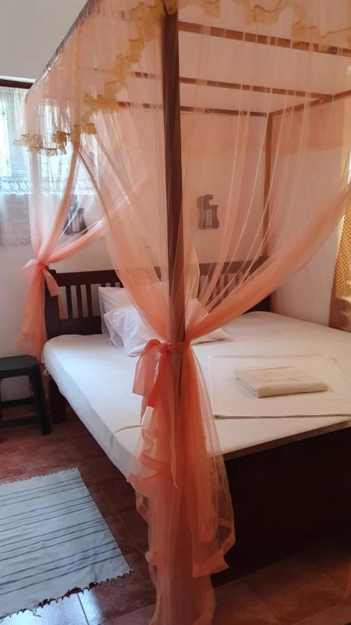 Guesthouse Kind And Love ฮิกคาดูวา ภายนอก รูปภาพ