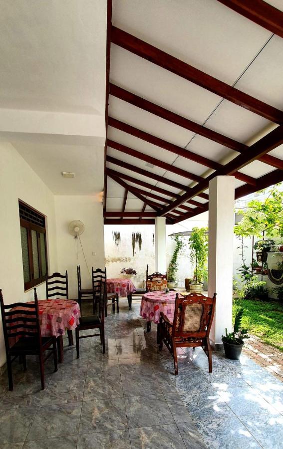 Guesthouse Kind And Love ฮิกคาดูวา ภายนอก รูปภาพ